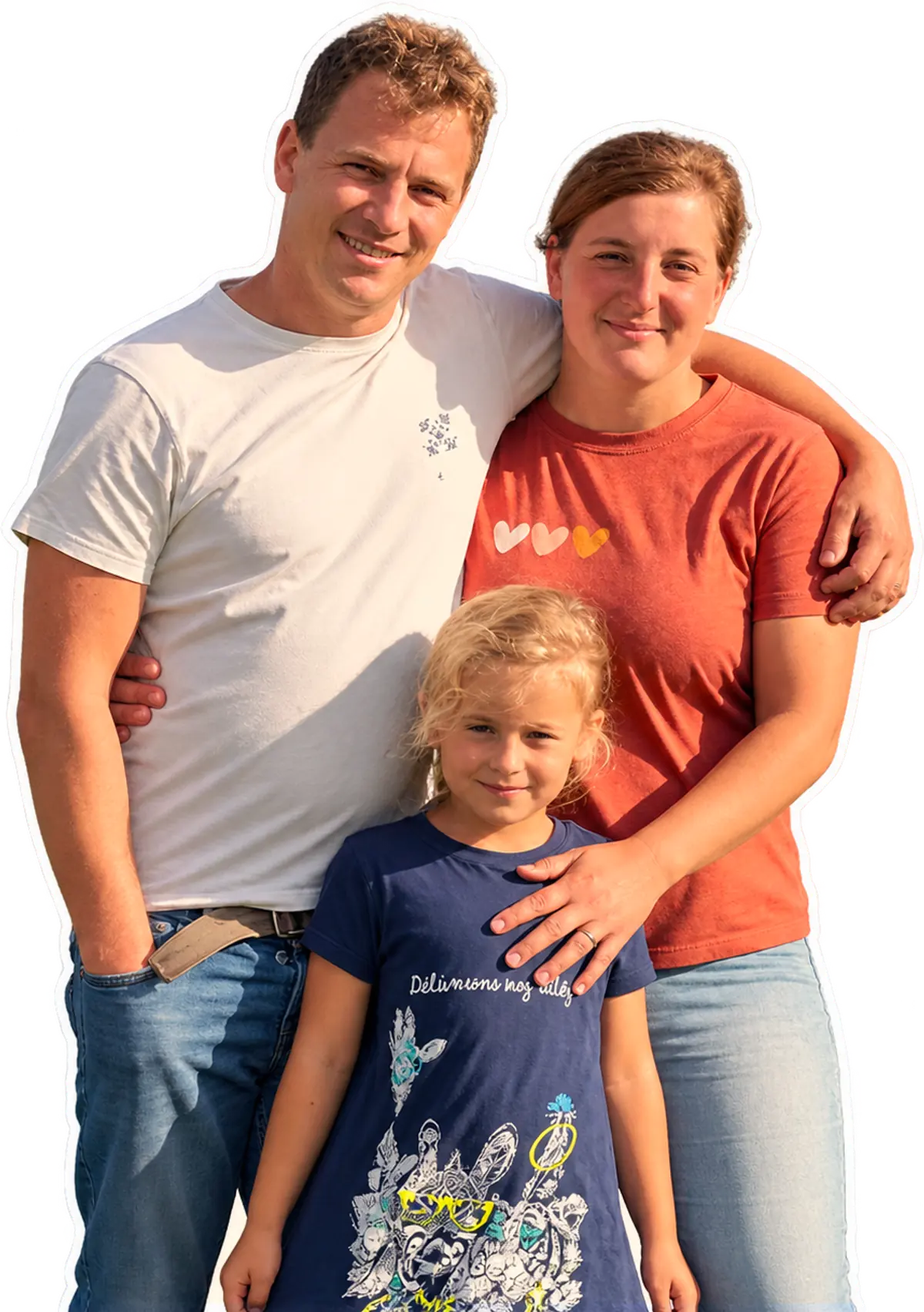 Léa, Gary et Lily devant leurs prairies au soleil couchant